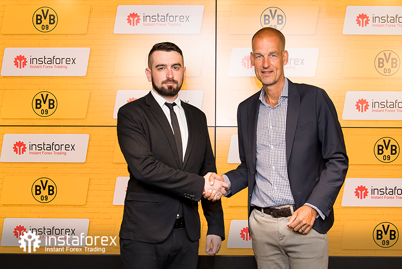 Diretor de Desenvolvimento de Negócios da InstaForex da Ásia Roman Tcepelev e CEO da Borusssia Carsten Cramer apertam as mãos para dar inicio a uma nova parceria