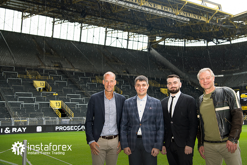 Sang legendaris Borussia Dortmund Wolfgang de Beer, Direktur Pengembangan Bisnis InstaForex Pavel Shkapenko, Direktur Pengembangan Bisnis InstaForex untuk Asia Roman Tcepelev dan CEO Borusssia Carsten Cramer didepan arena tribun berdiri terbesar di Eropa berlokasi di teras selatan dari Stadion SingalIduna Park