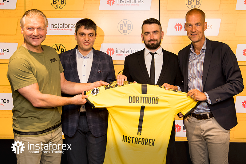 La leyenda de Borussia Dortmund Wolfgang de Beer, Director de Desarrollo de Negocios para InstaForex Pavel Shkapenko, Director de Desarrollo de Negocios de InstaForex para Asia Roman Tcepelev y CEO de Borusssia Carsten Cramer realizan el simbólico jersey de Borussia e Instaforex.