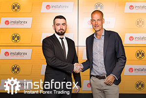 InstaForex Business Development Director for Asia Roman Tcepelev and CEO of Borusssia Carsten Cramer shake hands to start the new partnership