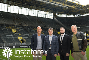 A lenda do Borussia Dortmund Wolfgang de Beer, Diretor de Desenvolvimento de Negócios da InstaForex Pavel Shkapenko, Diretor de Desenvolvimento de Negócios da InstaForex da Ásia Roman Tcepelev e CEO da Borusssia Carsten Cramer em frente à maior arquibancada independente da Europa, localizada no terraço sul do Estádio SingalIduna Park