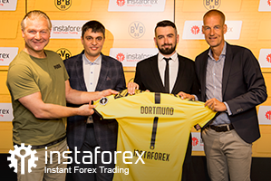 a lenda do Borussia Dortmund Wolfgang de Beer,  Diretor de Desenvolvimento de Negócios da InstaForex Pavel Shkapenko, Diretor de Desenvolvimento de Negócios da InstaForex da Ásia Roman Tcepelev e CEO do Borusssia Carsten Cramer segura a camisa simbólica do Borussia-Instaforex.